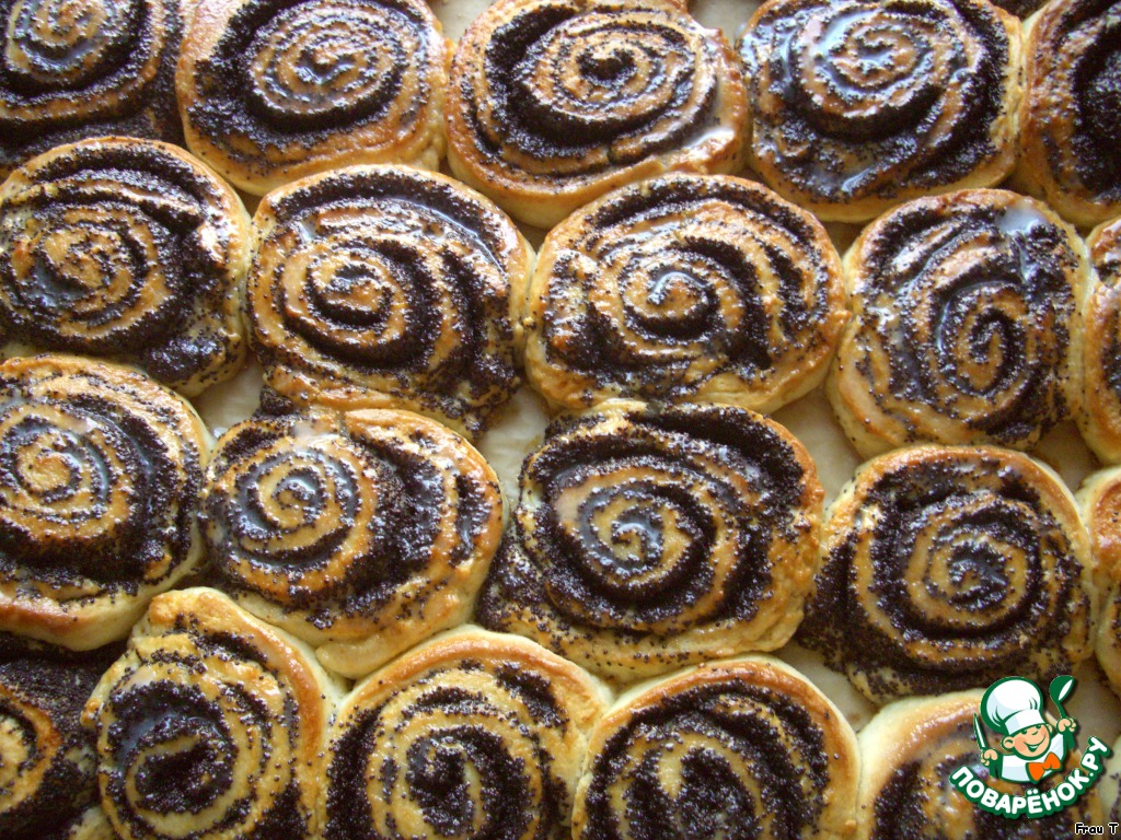 Cheese snails with poppy seeds