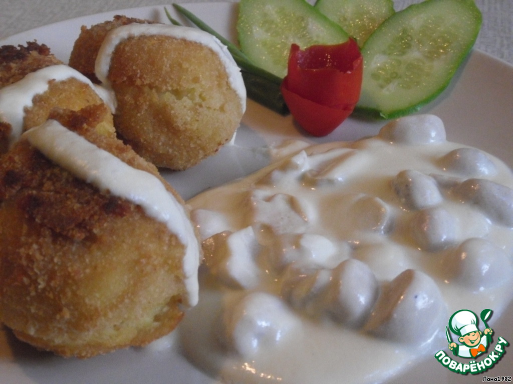 Potato balls with mushroom sauce