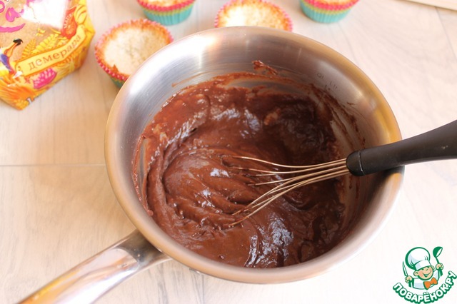 Chocolate pudding in coconut baskets