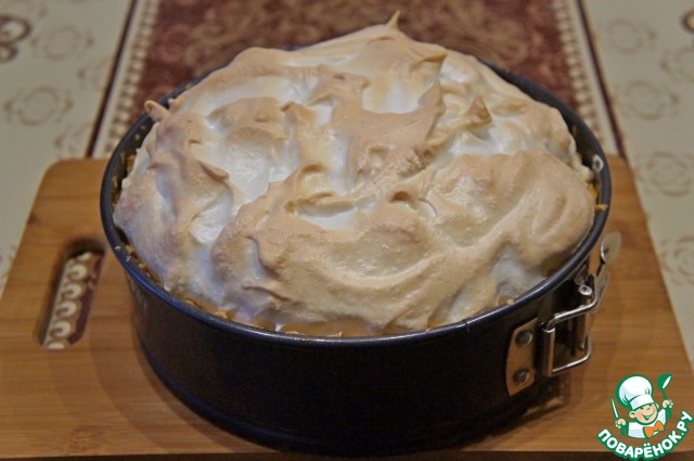 Plum cake with meringue