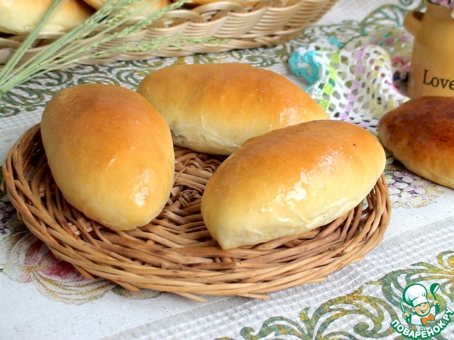 Pies buns with green onion and egg