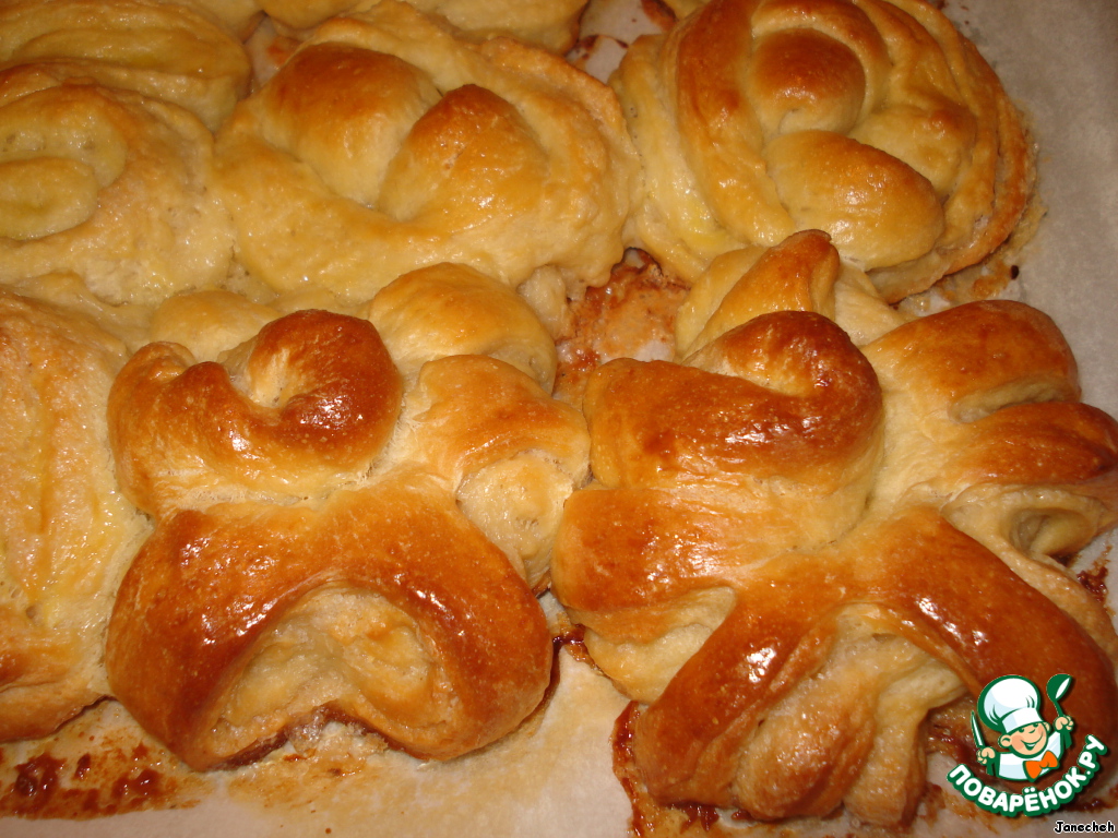 Rolls from cottage cheese and dough