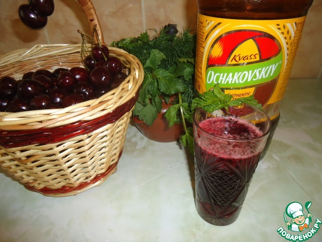 Kvass cocktail with blackberries 