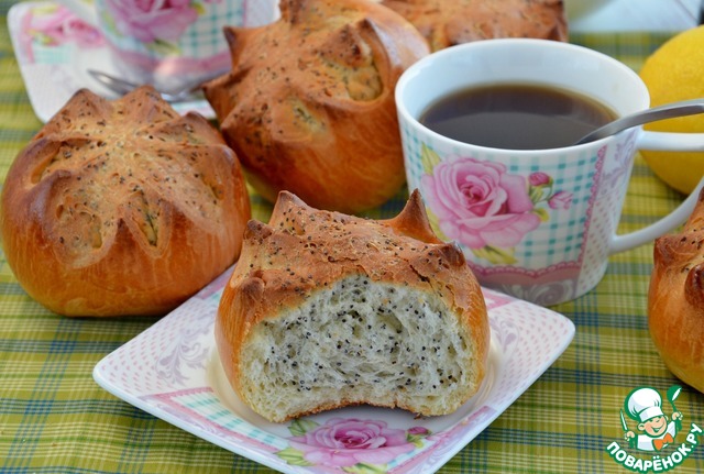 Buns with poppy seeds