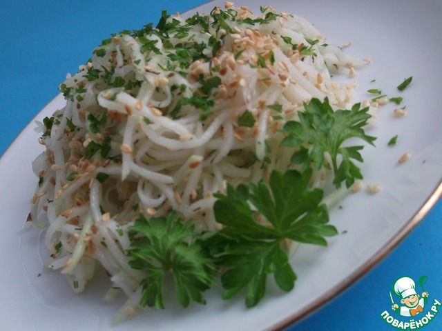 Salad of kohlrabi with sesame seeds and fresh ginger