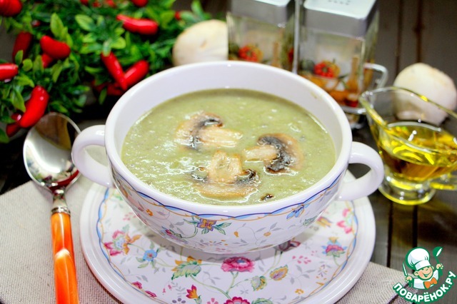 Meatless soup with mushrooms and broccoli