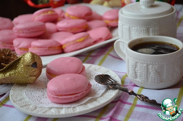 Lemon-strawberry macaron