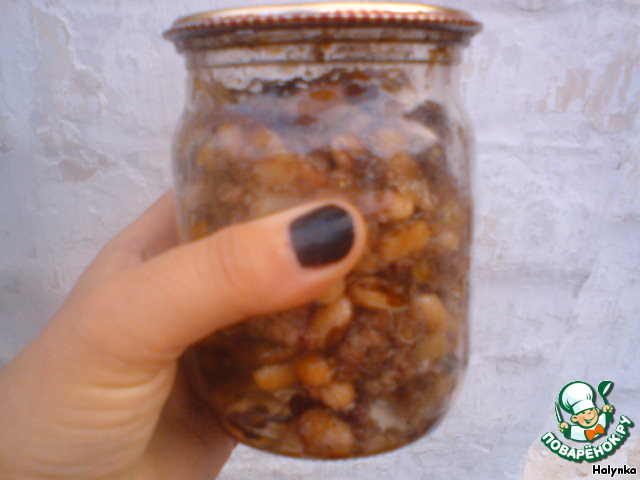 Snack of beans and pork head canned