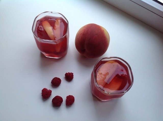 Охлаждающий напиток из зеленого чая, персиков и свежей малины