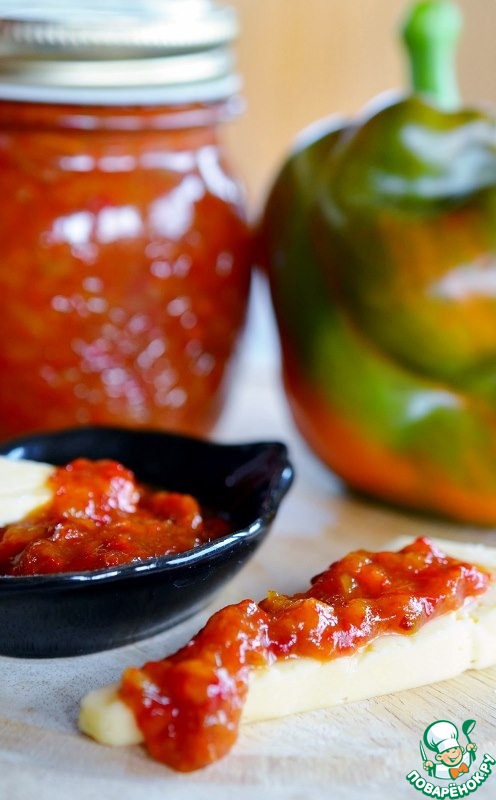 Harvesting of roasted peppers with honey and cranberries