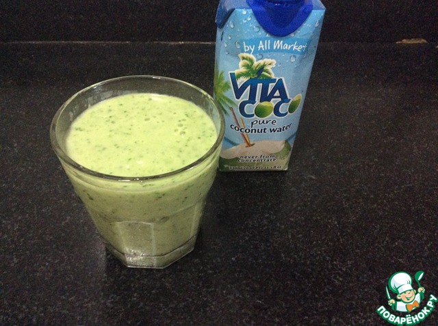 Avocado smoothie with coconut water