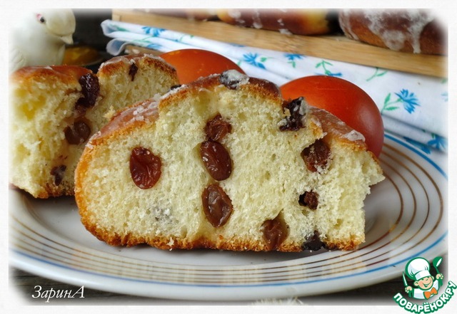 Buns with raisins and sugar glaze