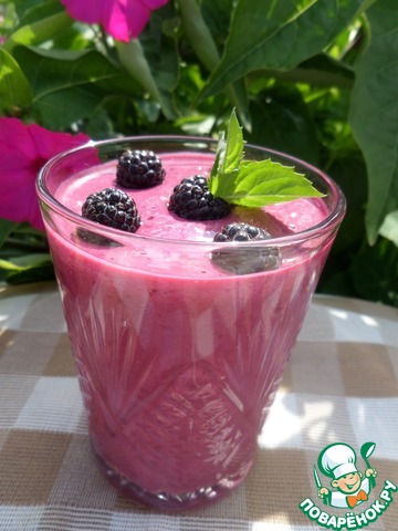 Cocktail with blackberries