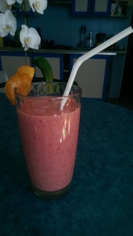 Peach-raspberry smoothie