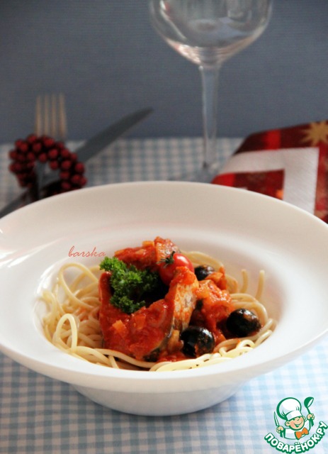 Mackerel in tomato-orange sauce with black olives