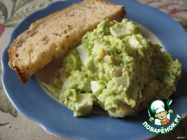 Israeli salad with avocado