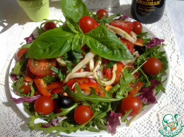 Vegetable salad with squid