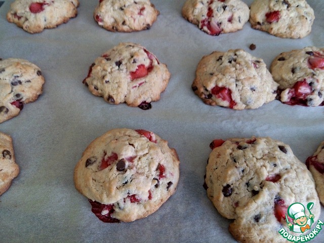 Biscuits with strawberries and chocolate