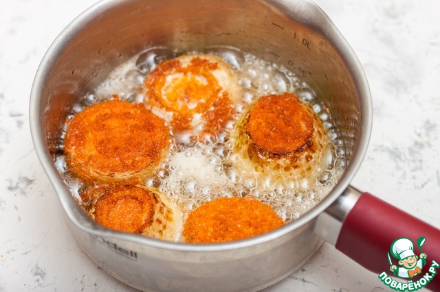 Onion rings with cheese and sausages