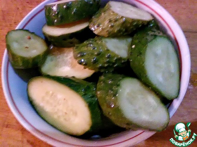 Quick pickled cucumbers