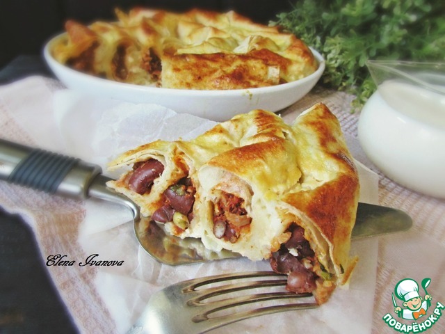 Snack-pita bread with beans and chicken