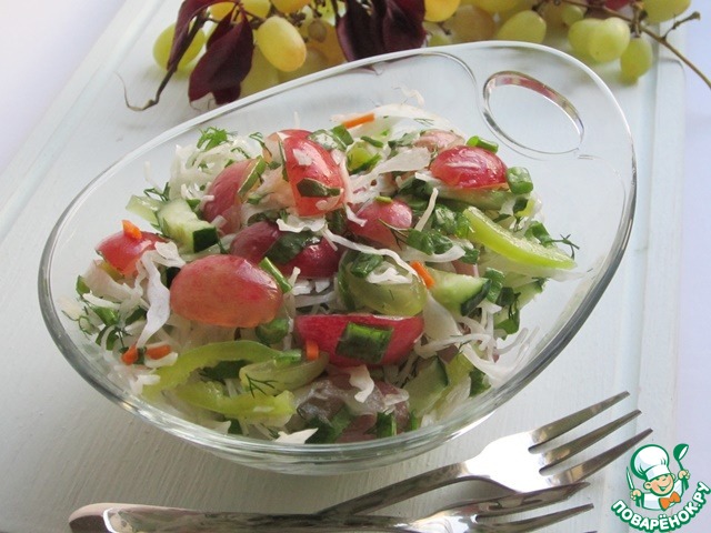 Cabbage salad with herbs and grapes