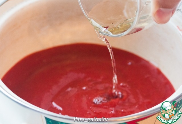 Strawberry soup with dessert arancini