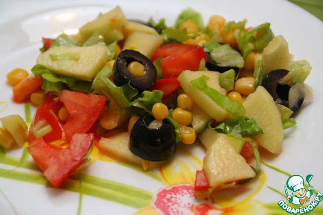 Salad with corn and apples