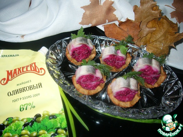 Bread baskets of rolls from herring and beets