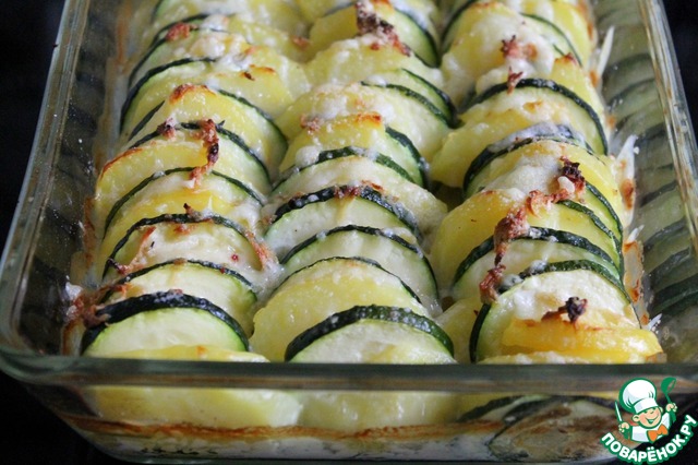 Baked potatoes with zucchini
