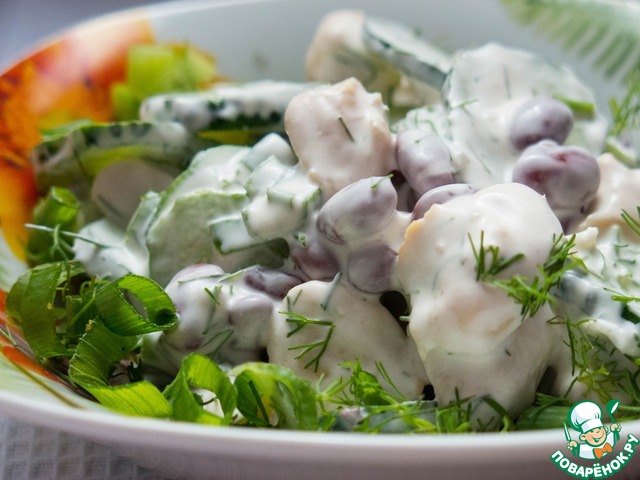 Salad with fresh cucumbers and beans