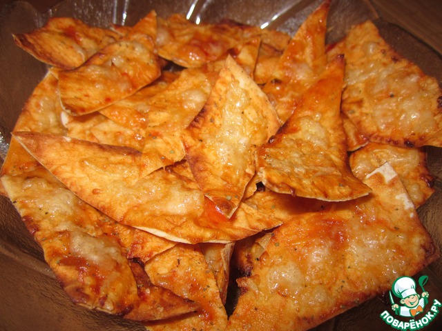 Pita chips with sweet and sour sauce