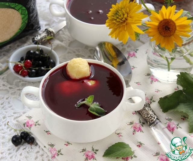 Currant soup with curd dumplings