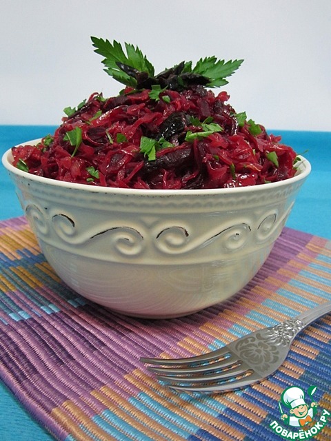 Cabbage side dish with beets and prunes