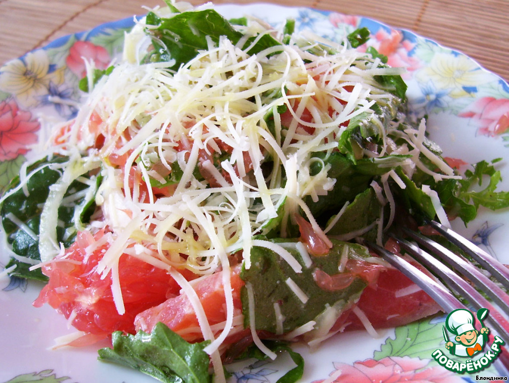 Salad with arugula and salmon