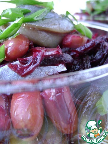 Spicy salad with beet and herring