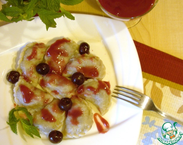 Poltava dumplings with cherries and sauce