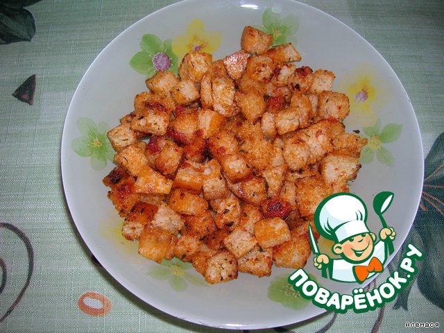 Croutons with chicken and tomato flavors