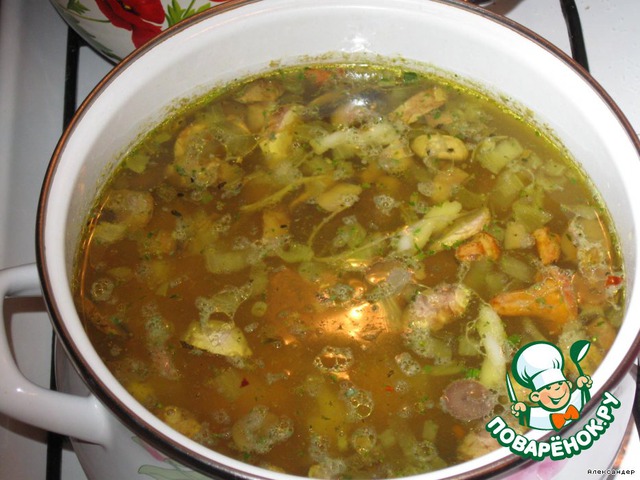 Soup with chanterelles and champignons