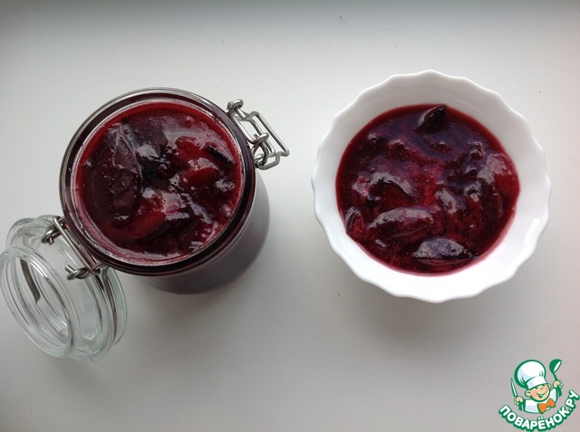 Spicy jam made from plums