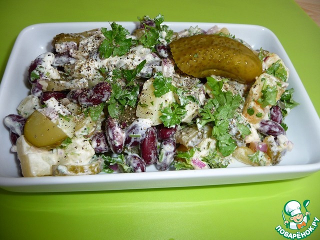 Картофельный салат с фасолью и огурцами