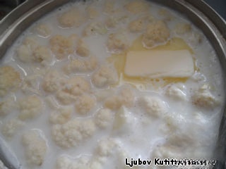 Hungarian milk soup with csipetke and cauliflower