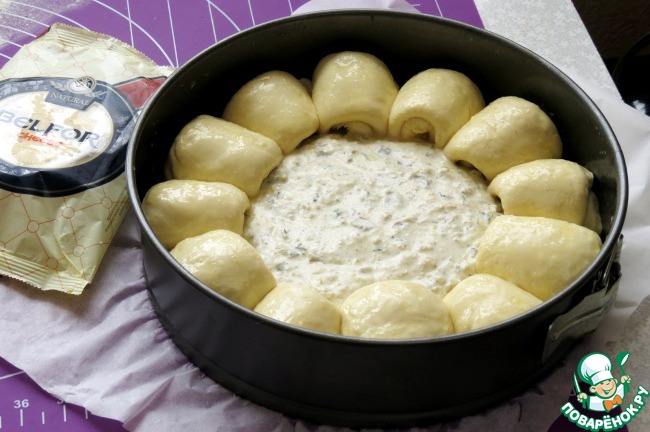 Cheese bread with cheese and mushroom cream