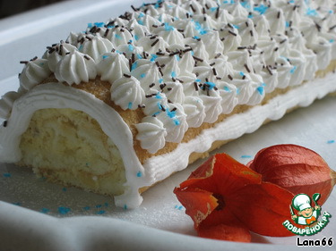 Roulade with cream and pineapple