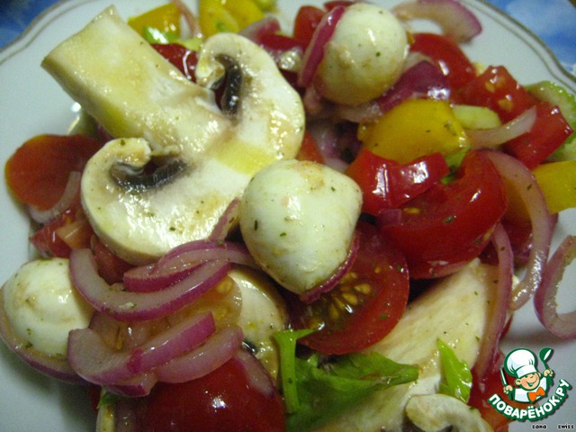 Овощной салат с шампиньонами и моцареллой