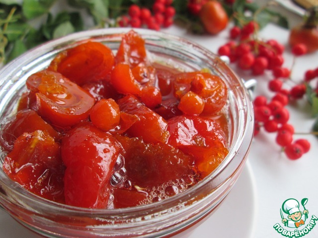 Jam from rose hips with red Rowan