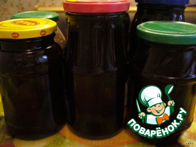 Plum jam with grape juice