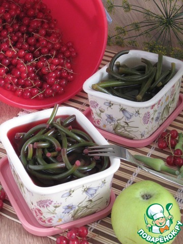 Garlic arrows with the juice of red currants and apples