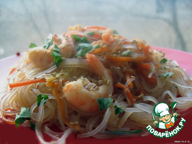 Салат из фунчозы с овощами и креветками