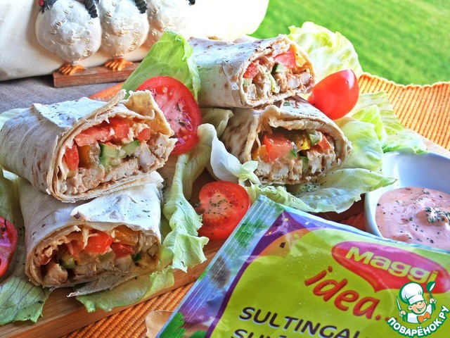Chicken with vegetables in pita bread